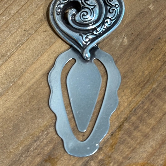 Brighton Heart Floral Tin Box with 3 Silver Heart Pagemarkers/Bookmarks - Picture 7 of 11